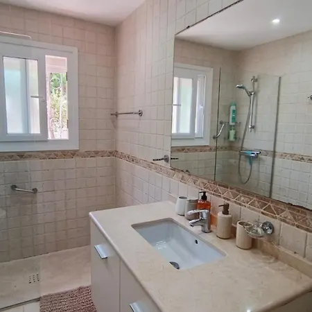 House - Sleeps 8 - Hot Tub - Access Estepona